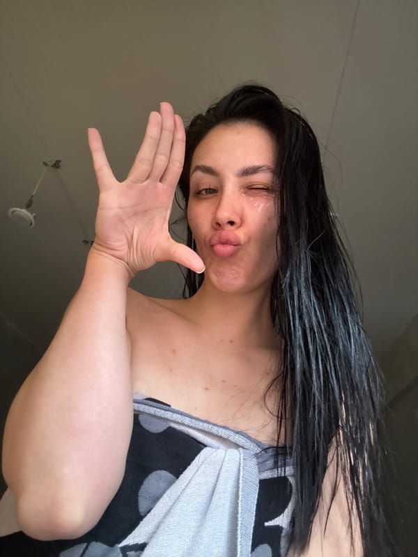Woman captures playful post-shower selfies in Votkinsk bathroom