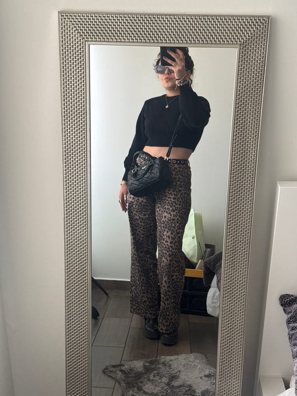 Woman documents outfit and cat in Mexico City selfie session