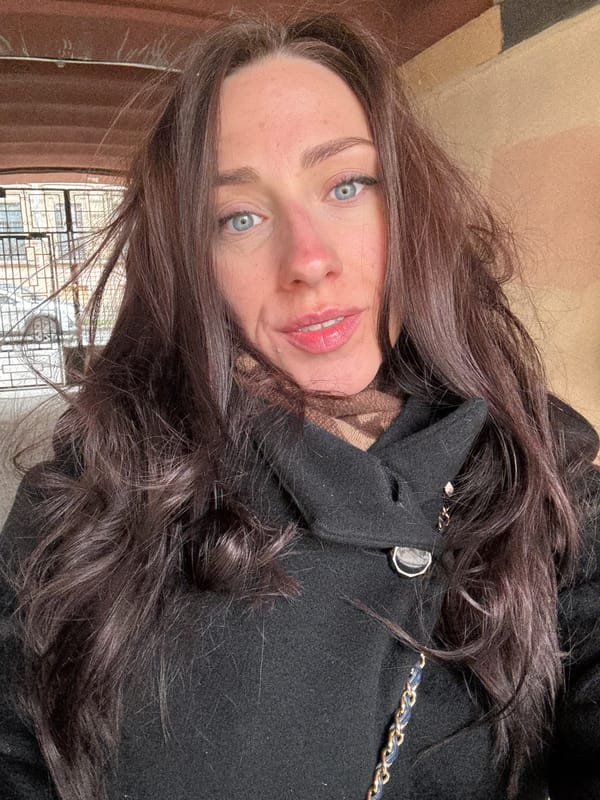 Woman documents bronze statue encounter in Saint Petersburg park