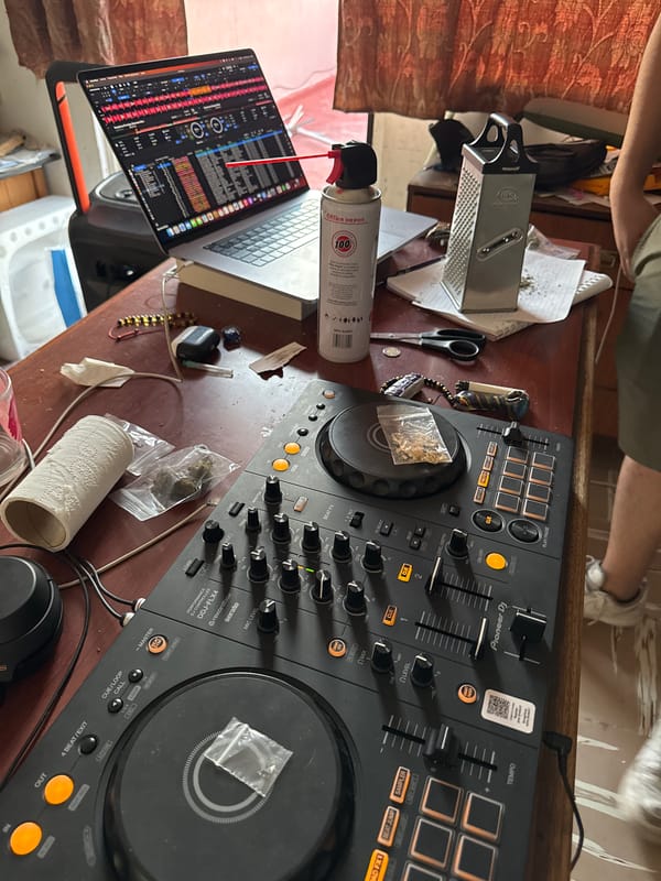 Late-night DJ session captured in Puebla workspace