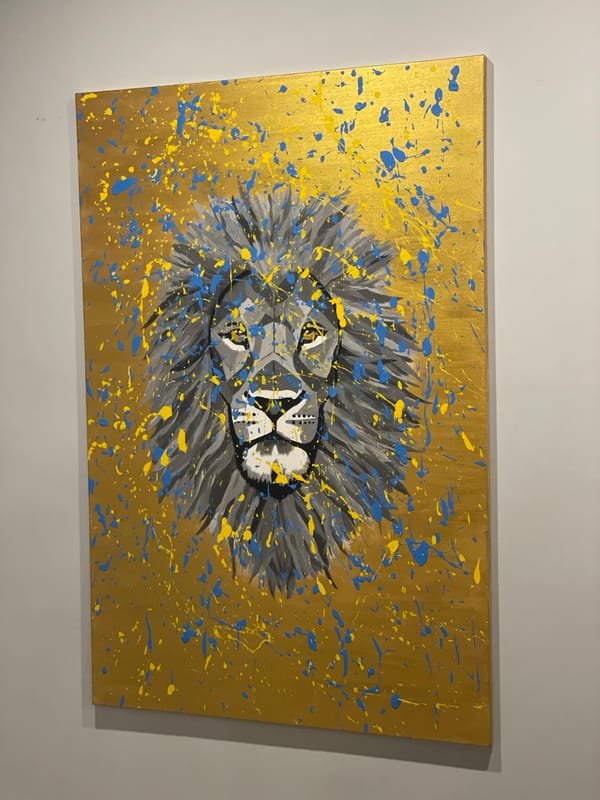 Art viewer documents feline-themed paintings in Krasnoyarsk gallery