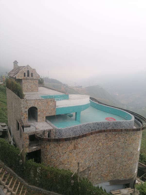 Tourist captures morning scenes across Sa Pa Ward resort areas