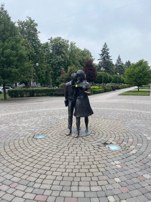 Bronze reading couple statue documented in Krasnodar park