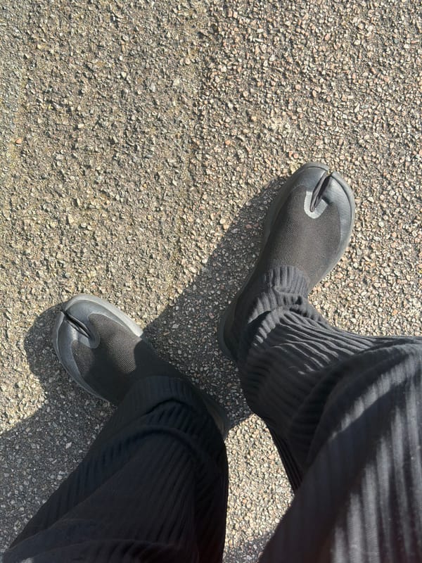 Person in split-toe shoes spotted on Folkestone street