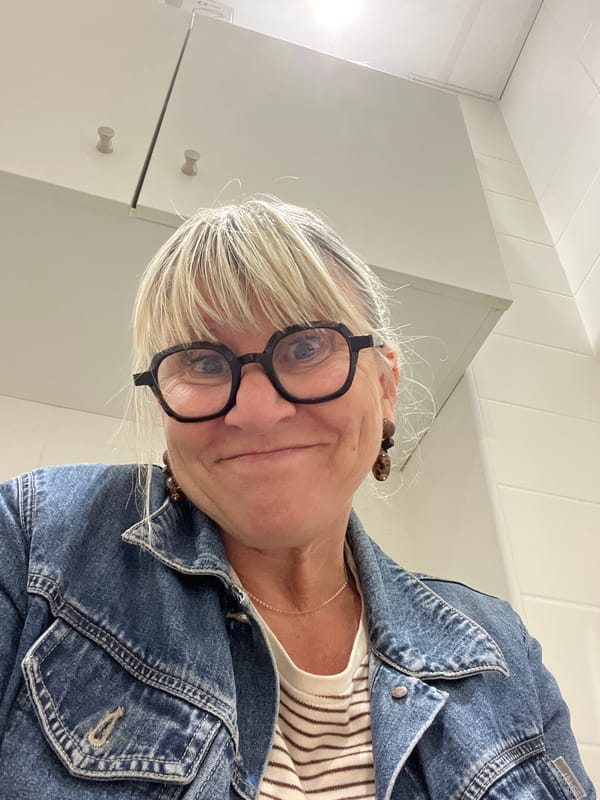 Woman documents Monday morning vlog activities in La Fouillouse