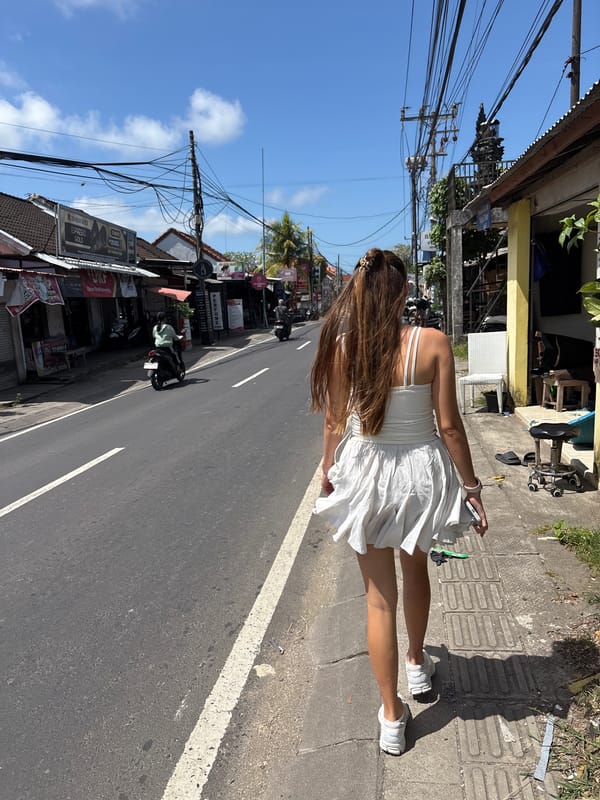 Casual moments captured in Kuta Selatan cafes and streets