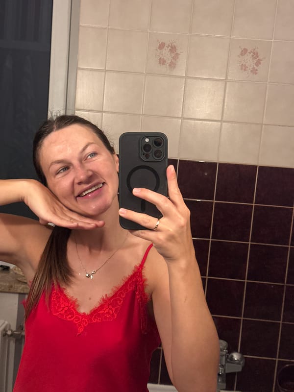 Woman captures evening routine in bathroom selfies in Fredenbeck