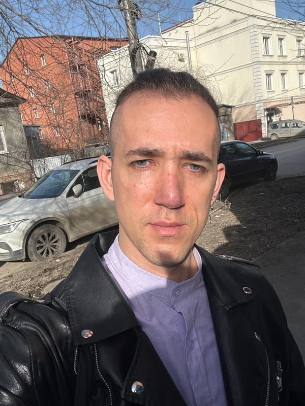 Man photographed taking selfie on Saratov street