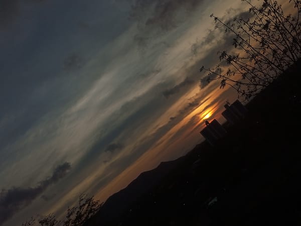 Twilight landscapes documented across Venezuelan coastal towns