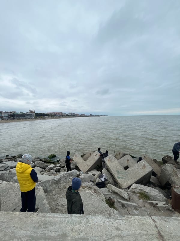 Leisure activities observed along Kaspiysk coastline during midday hours