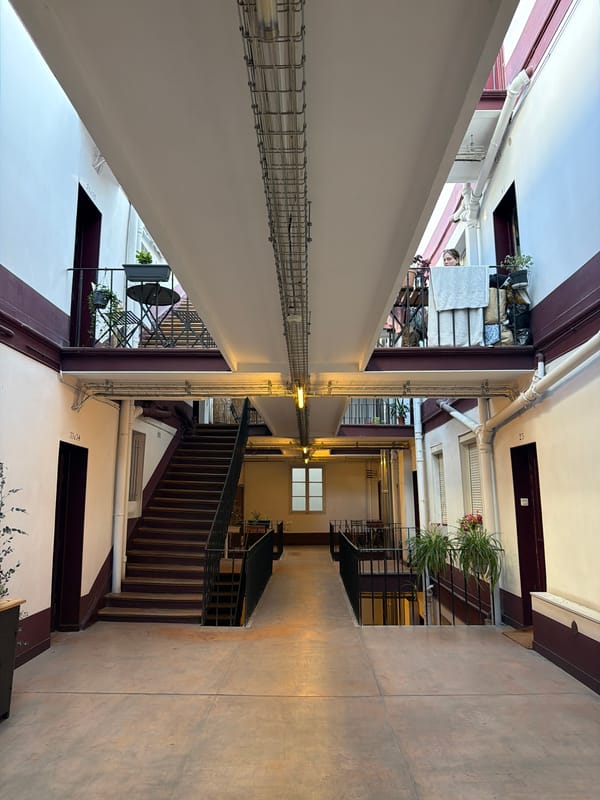 Witness documents everyday Paris scenes across two minutes