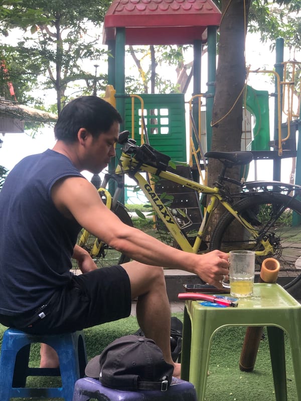 Evening leisure moments captured across Hà Nội cafes and lakeside