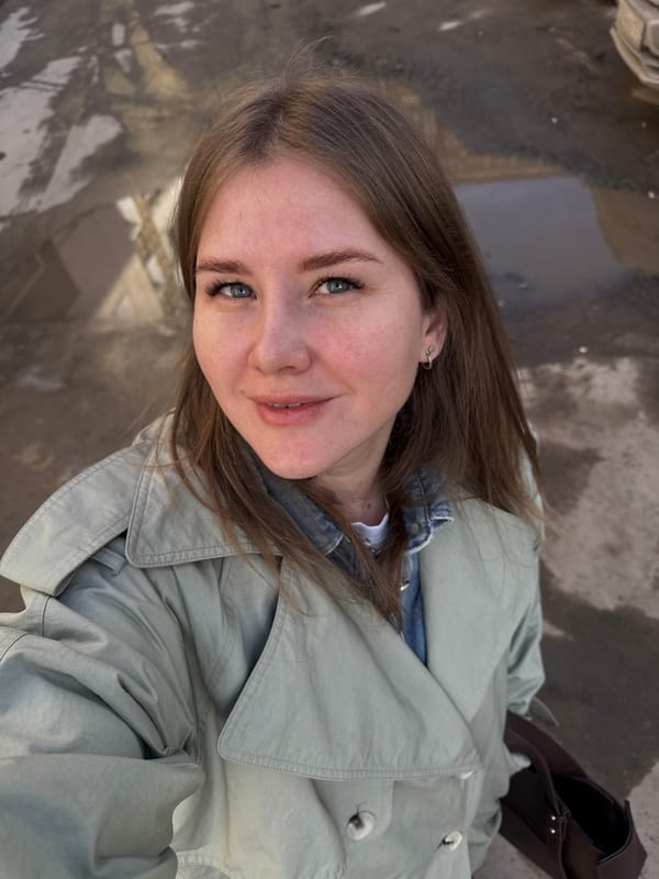 Woman documents morning routine with selfies across Perm, Russia