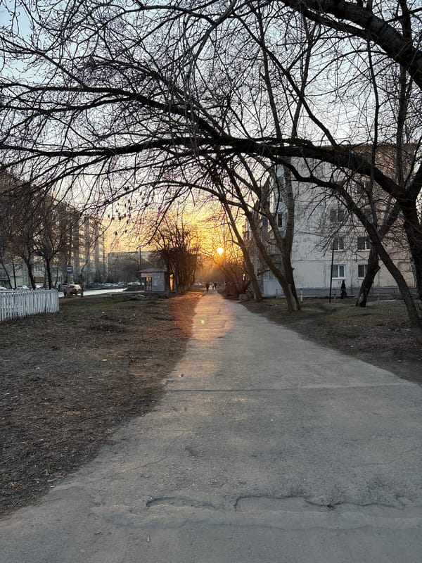 Urban sunset captured along Ulyanovsk sidewalk