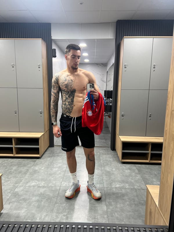 Man takes gym selfie in Petrich locker room