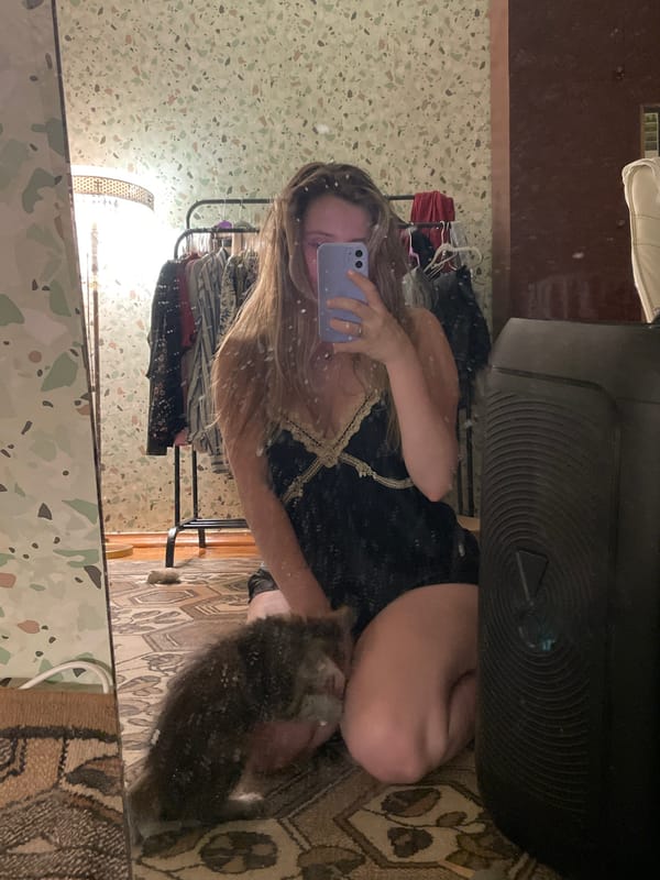 Lazy afternoon at home with mirror selfies and a kitten