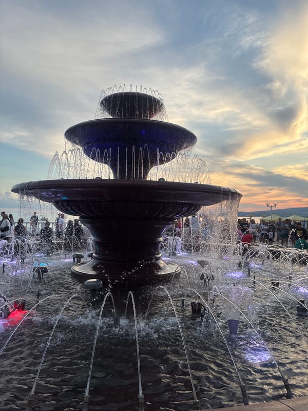Street performances and music draw crowds at waterfront plaza