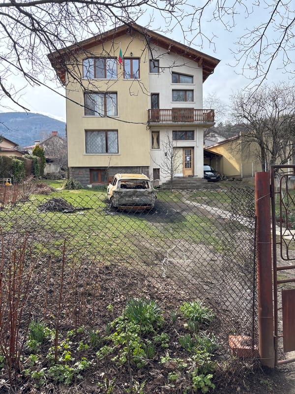 Burned vehicle found in residential yard in Bistritsa, Bulgaria