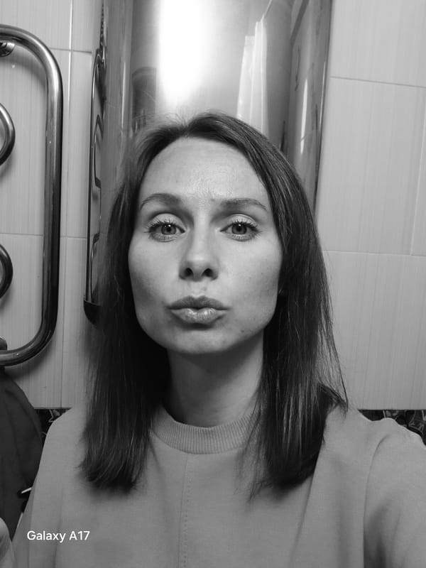 Woman documents routine with selfies in Yekaterinburg apartment