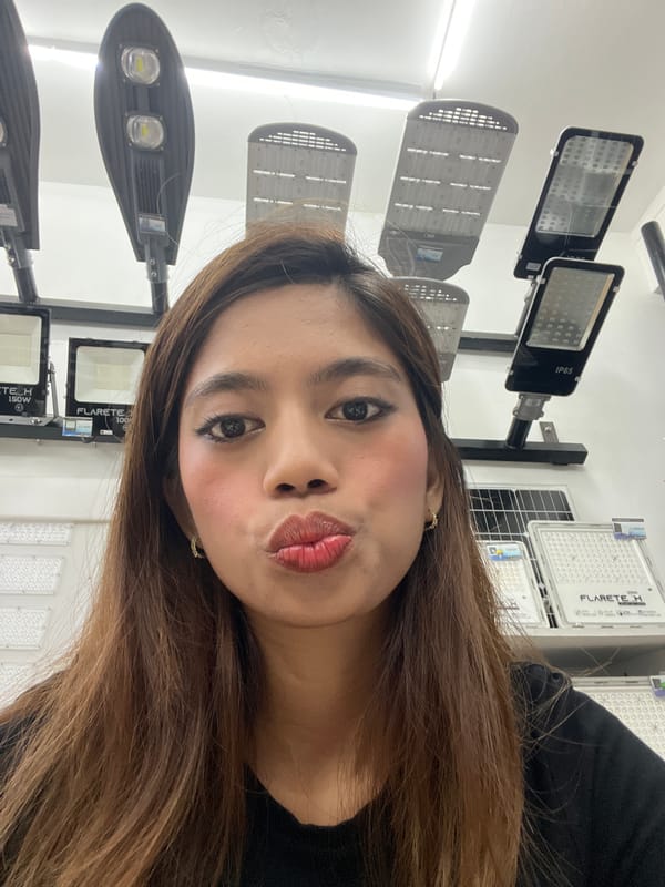 Woman documents daily life through selfies in Davao City