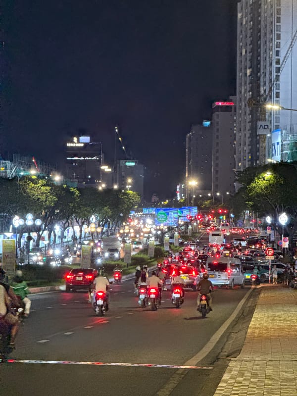 Traffic jam surrounds illuminated Dragon Bridge in Đà Nẵng