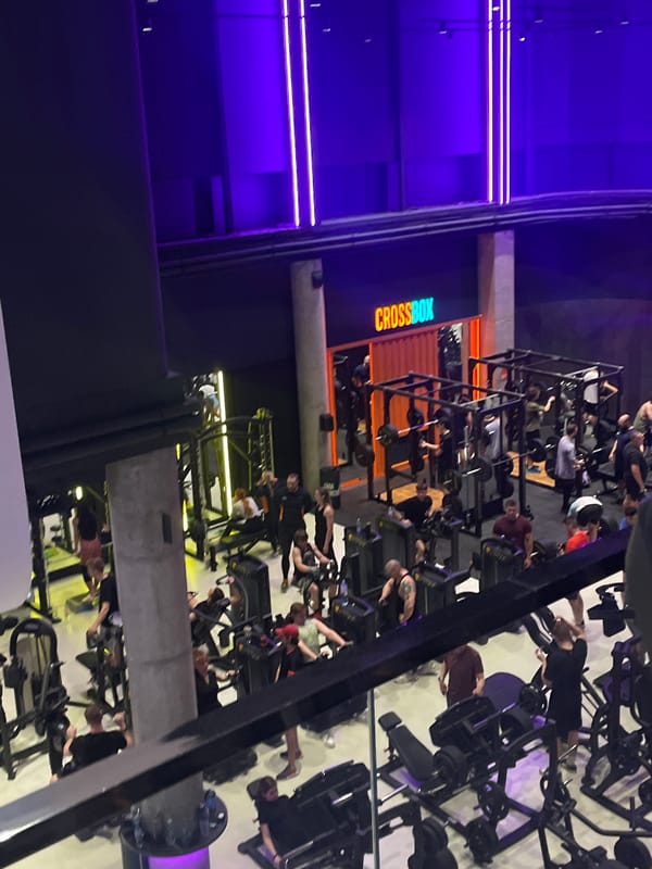 Moscow fitness center and dessert drinks documented by witness