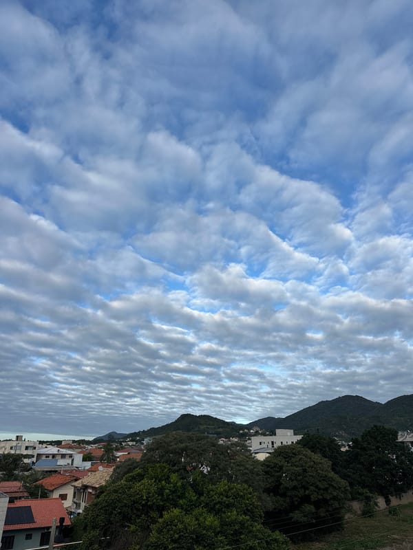 Cloudy skies observed over Florianópolis residential neighborhoods