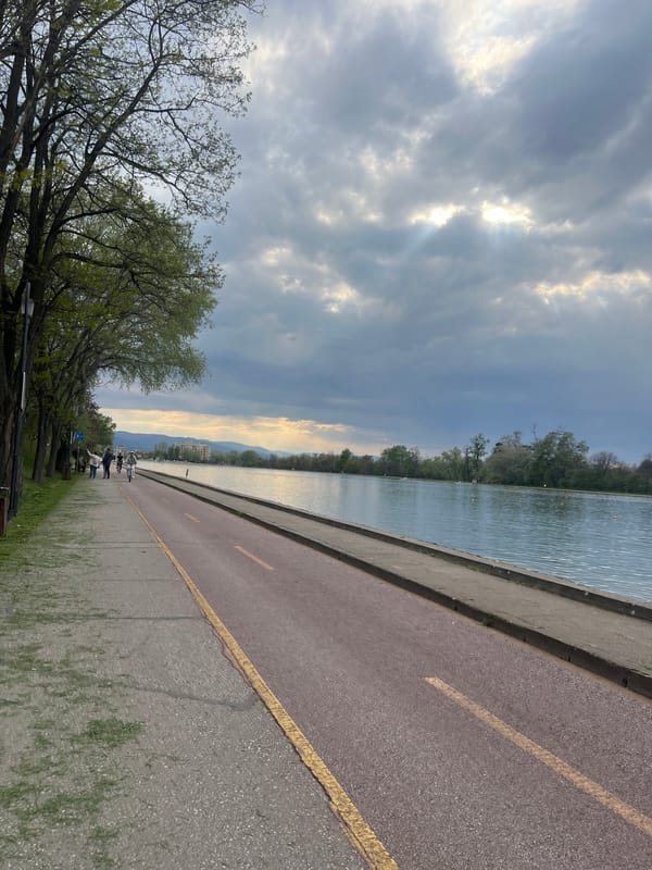 Spring blooms and Bulgarian traditions documented along Plovdiv waterside promenade