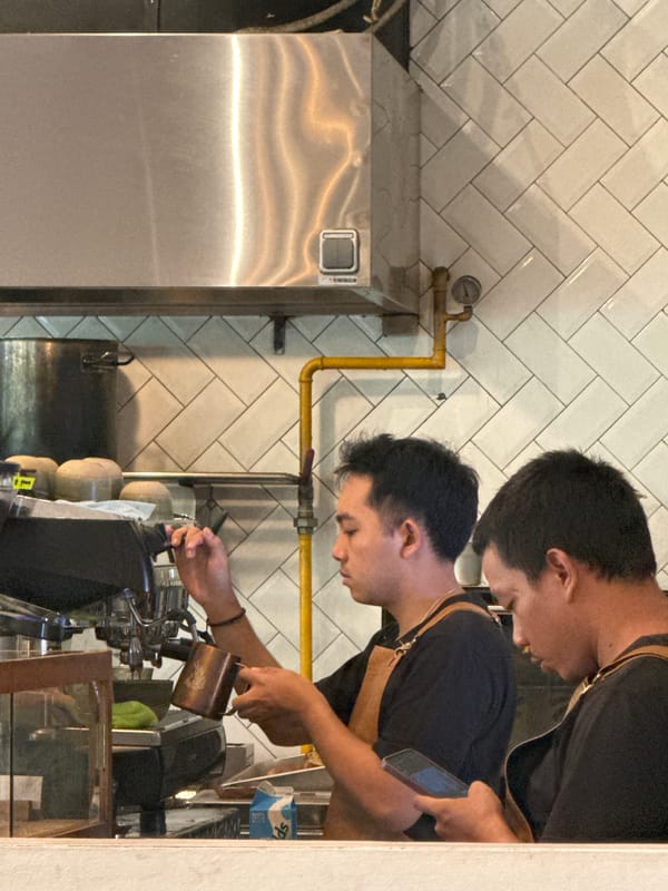 Morning cafe scene documented by witnesses in Ungasan