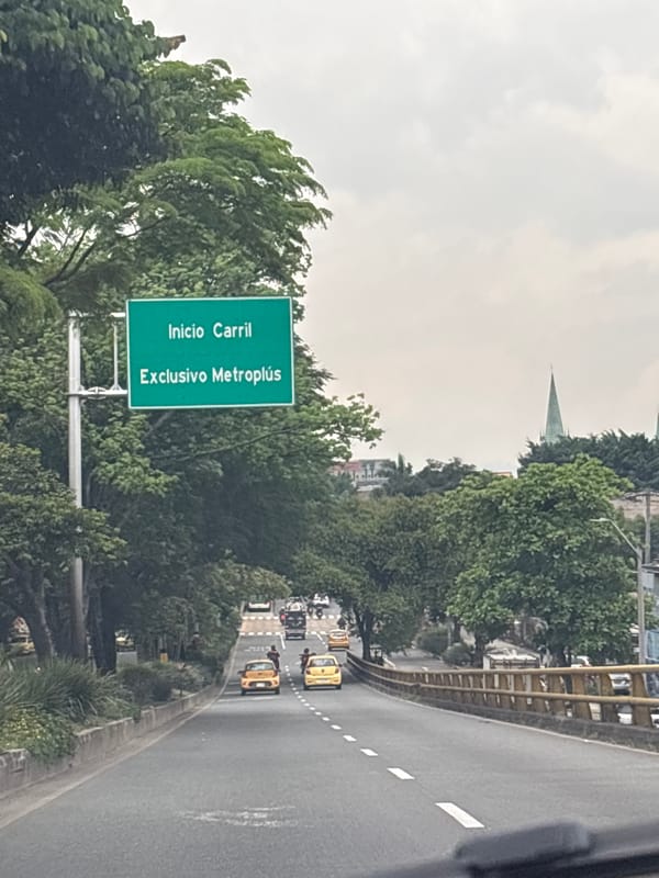 Metroplús exclusive lane sign observed on Medellín highway
