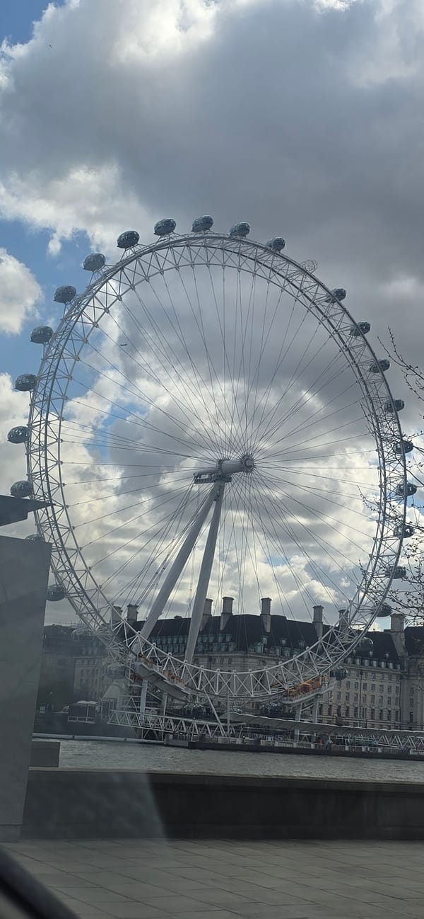 Tourist captures iconic London landmarks during weekend stroll