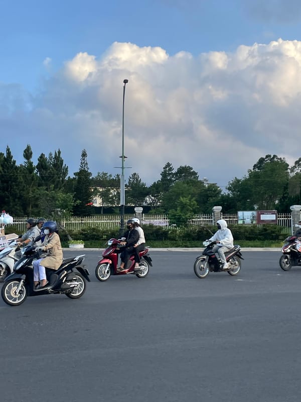 Afternoon recreation scenes captured around Xuan Huong Lake, Da Lat