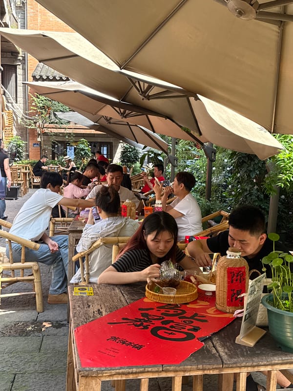 Morning crowds fill Yuzhong District markets and cafes