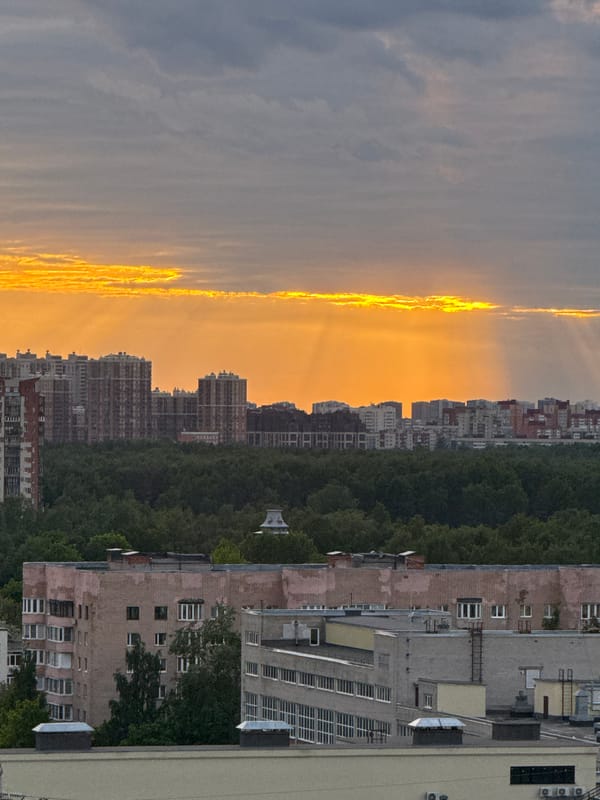 Sunset documented across Russian city with distinctive clouds