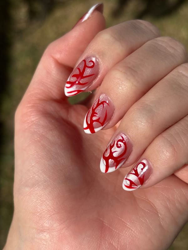 Nail art and music video viewing documented in Cordoba