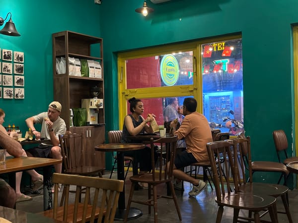 Lunch hour activity captured at Đà Nẵng café