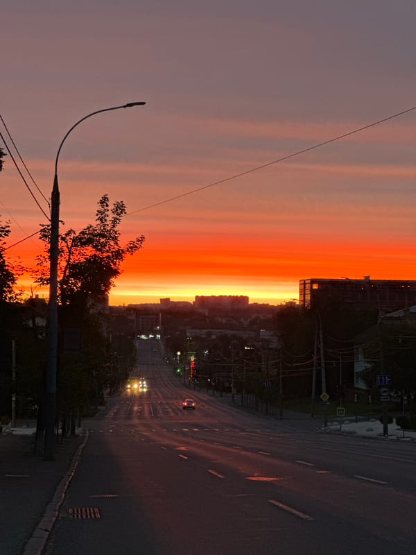 Dawn scenes and white peonies captured in Chișinău