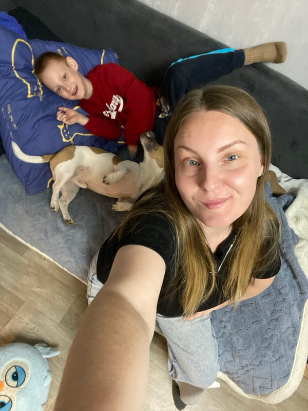 Family captures everyday moments with child and cat in Noviy