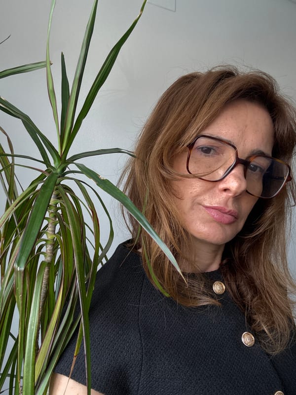 Woman photographed indoors in Torres Vedras, Portugal