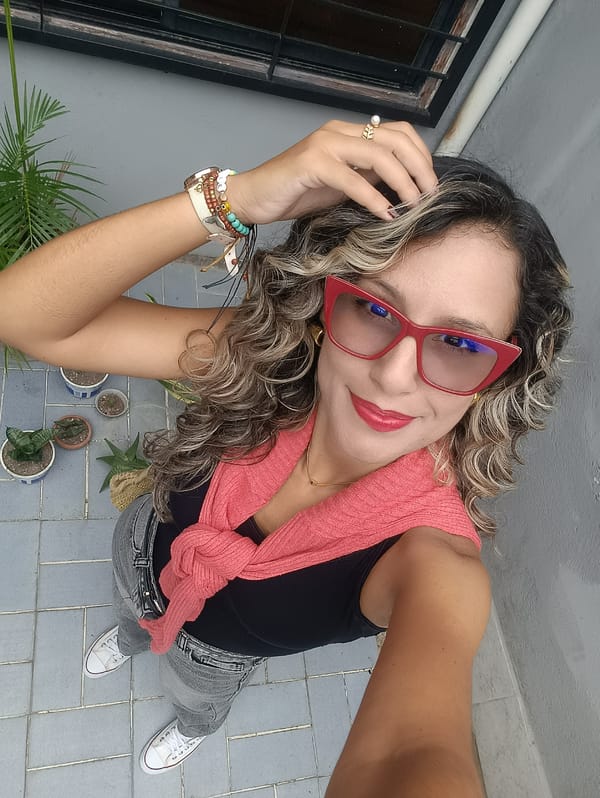 Women capture everyday moments in selfies around La Victoria