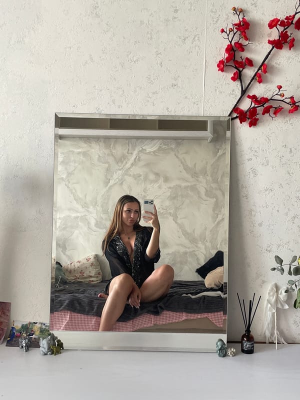 Chill afternoon in a Minsk apartment, selfies and laptop snacks
