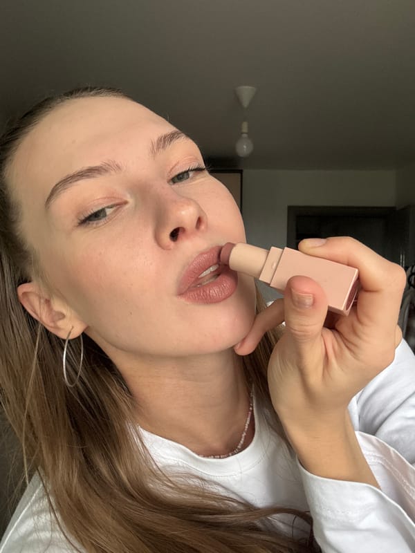 Selfie session with lipstick and poses, Perm bedroom