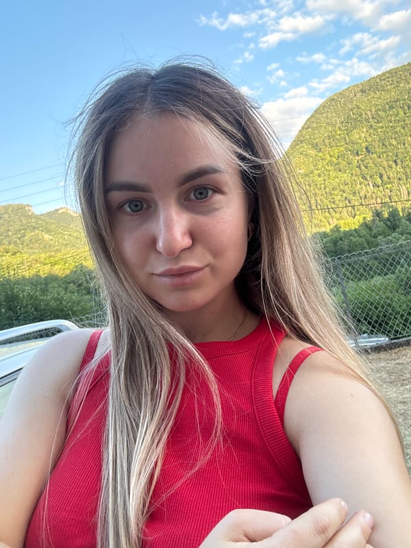 Roadside stop in Saint-Claude with mountain views and selfies