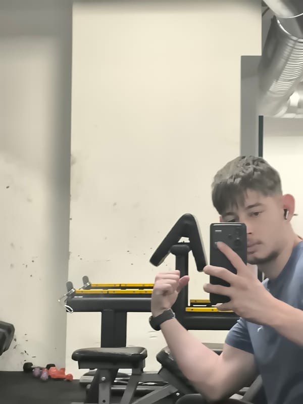 Gym-goer takes flexing selfie in Sofia fitness center