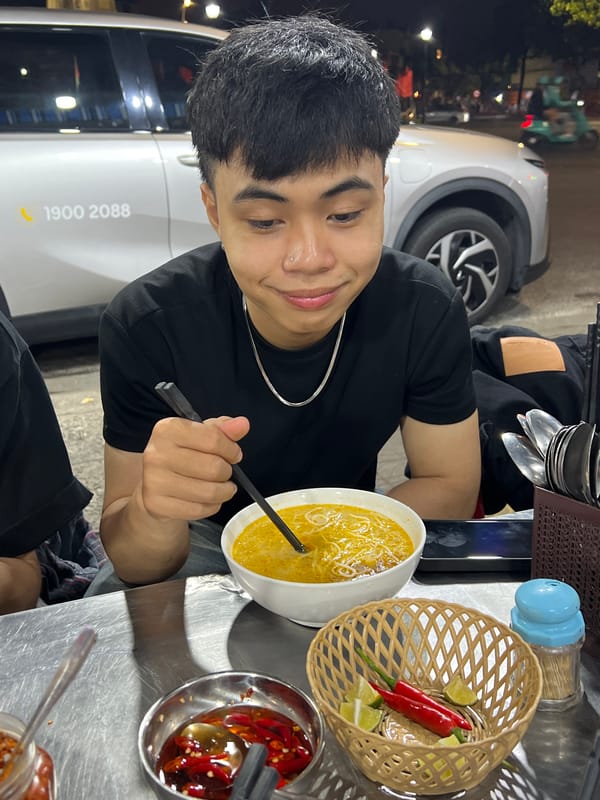 Late-night noodle soup dining observed in Đà Nẵng