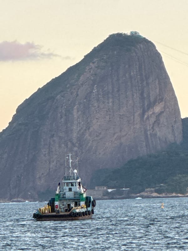 Tugboat crosses Guanabara Bay between Rio and Niterói