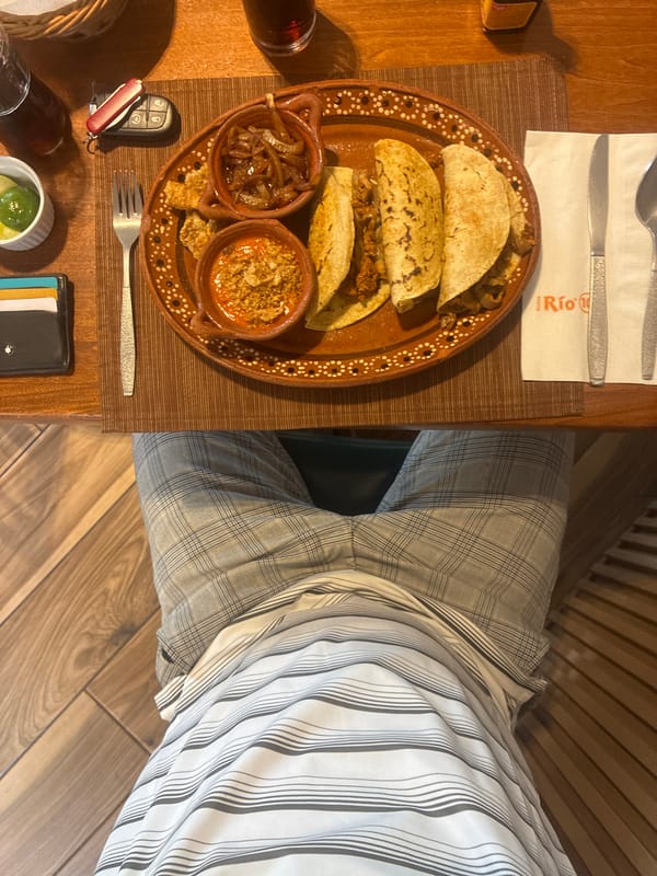 Person enjoys taco dinner in Cuautitlán Izcalli restaurant