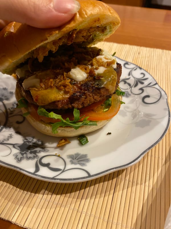 Couple shares burger dinner at home in Gijón