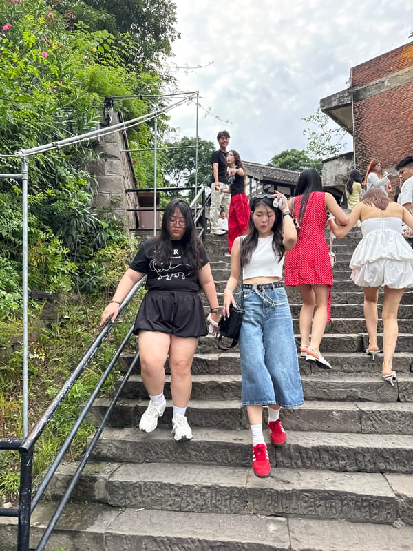 Young women pose for photos in Nan'an District, China