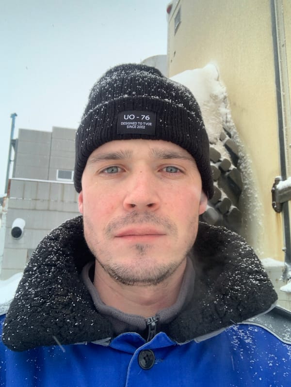 Man in tagged beanie spotted during snowfall in Kliuchi